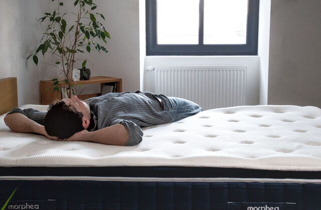 Homme allongé sur le dos sans oreiller, les mains derrière la tête