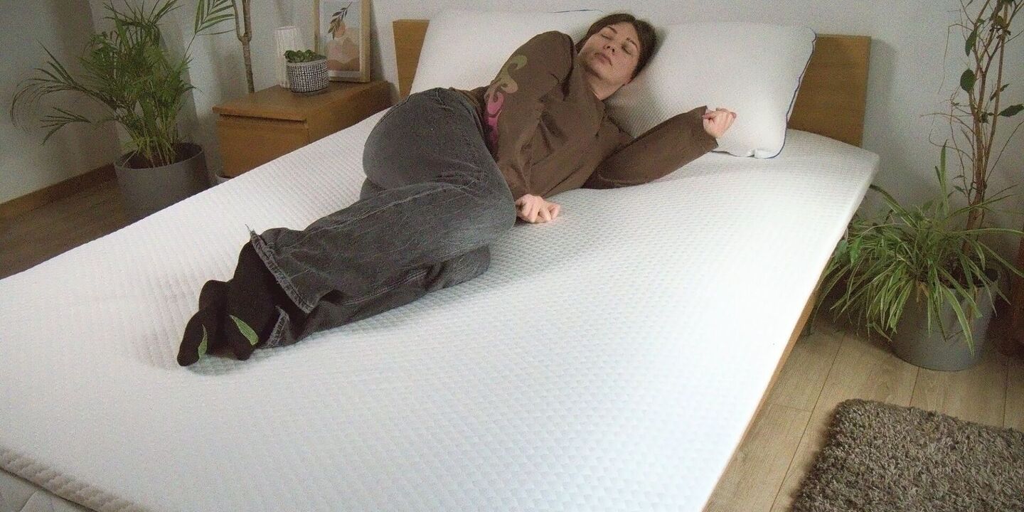 Femme endormie sur le côté dans une chambre avec des plantes