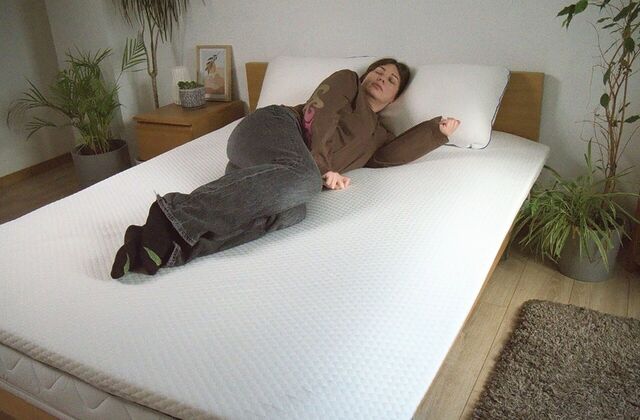 Femme endormie sur le côté dans une chambre avec des plantes