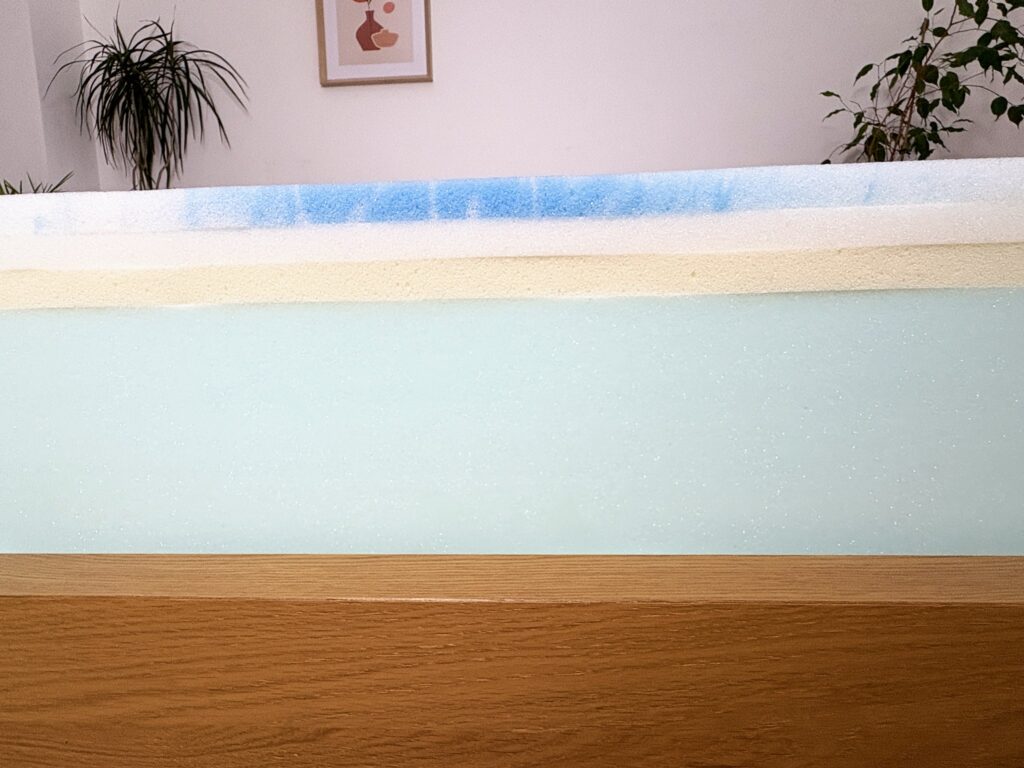 Tranche du Mello Hybride housse ouverte : les couches de mousse