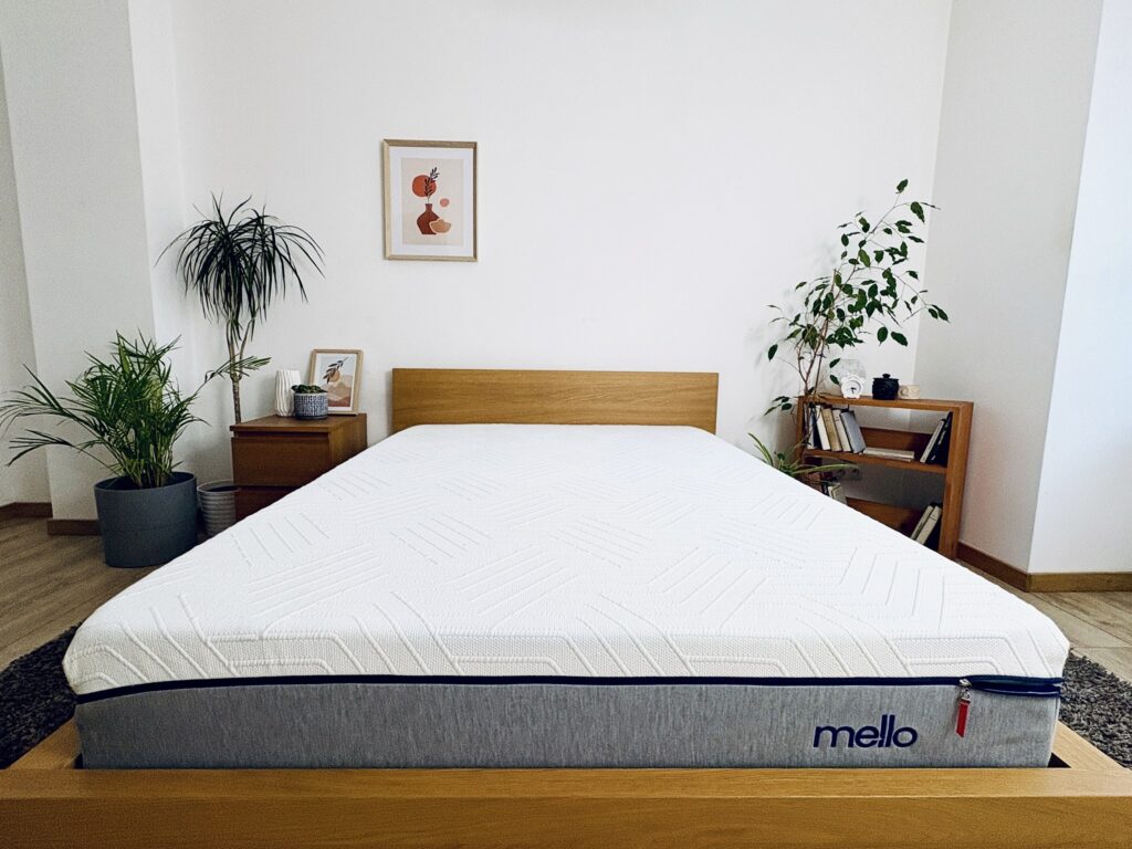 Matelas Mello Hybride de face sur un lit en chêne dans notre chambre de test