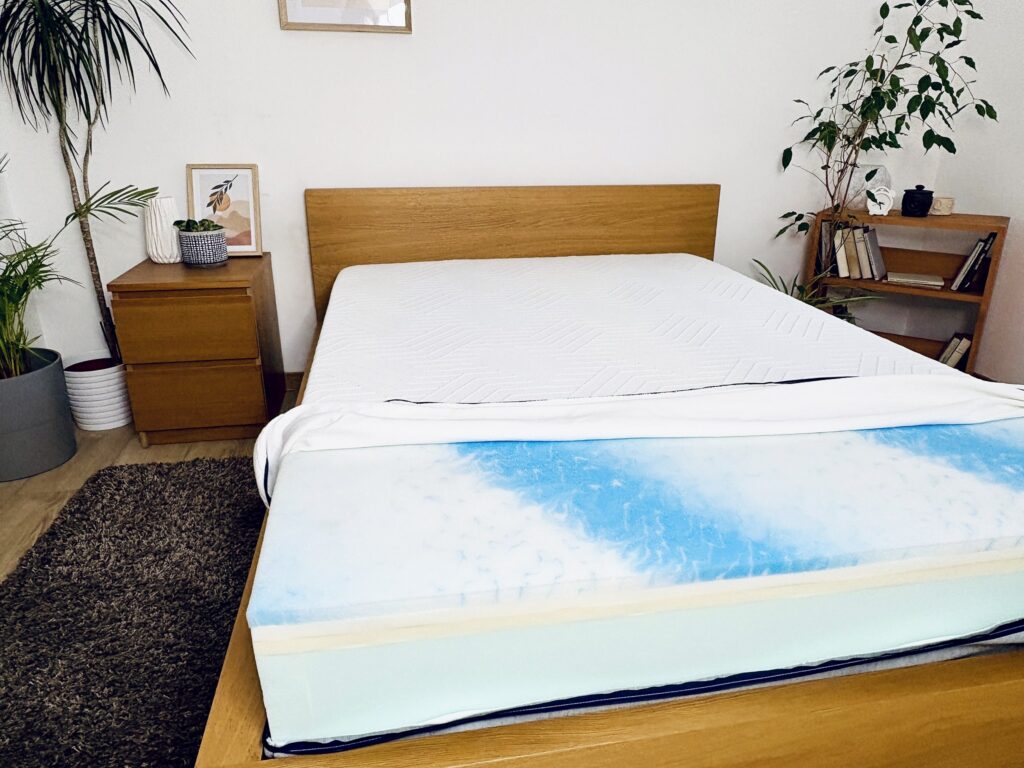 Housse du Mello Hybride ouverte sur la mousse gel bleue