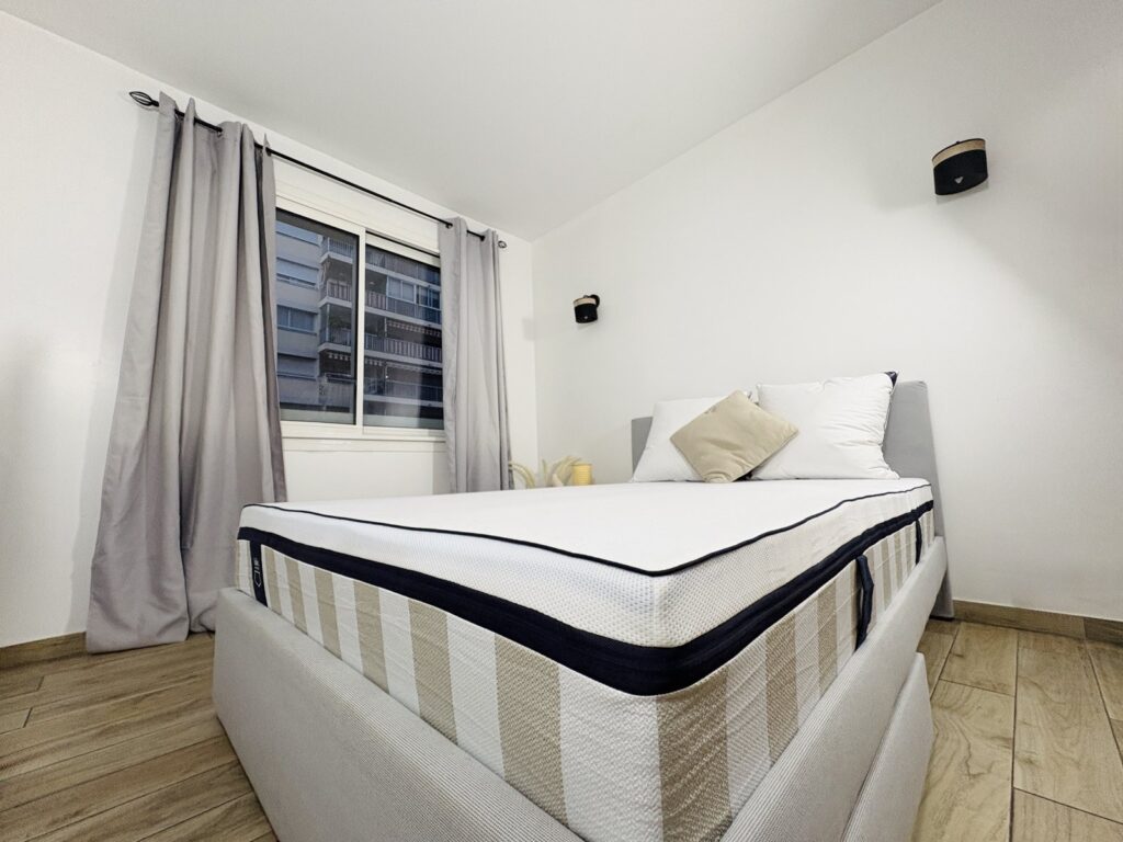 Tediber Hybride Premium avec deux oreillers et un coussin, vue de trois quarts