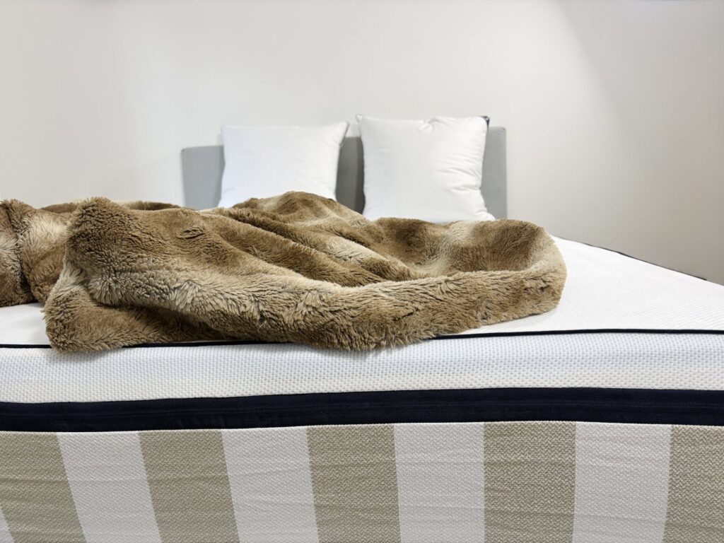 Surface en Tencel du Tediber Hybride Premium sous un plaid