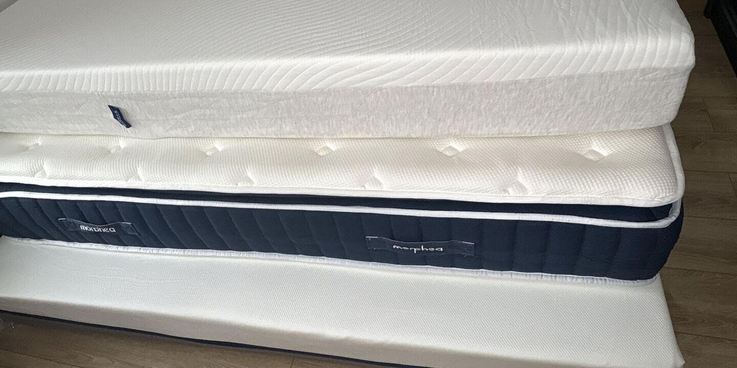 Pile de matelas et de surmatelas posés au sol
