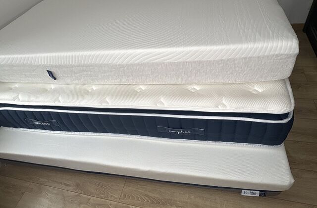Pile de matelas et de surmatelas posés au sol