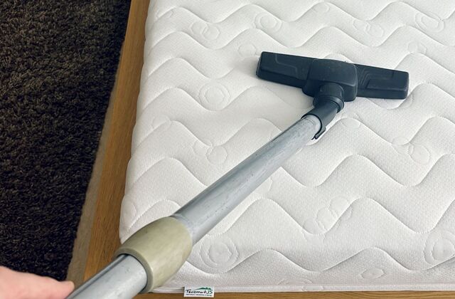 Nettoyage d'un matelas à l'aspirateur