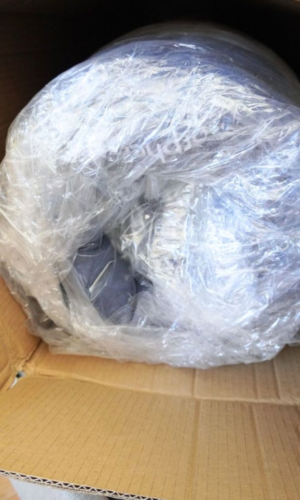 matelas roulé dans le carton
