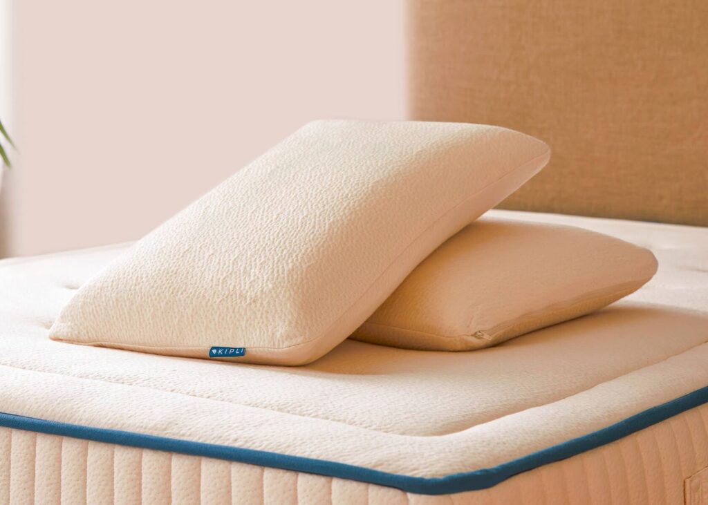 Oreiller Kipli en latex naturel en situation sur un matelas