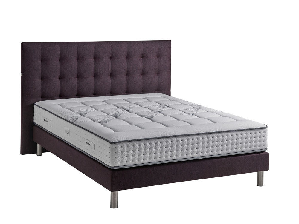 Matelas Lempa posé sur son sommier avec tête de lit assortie