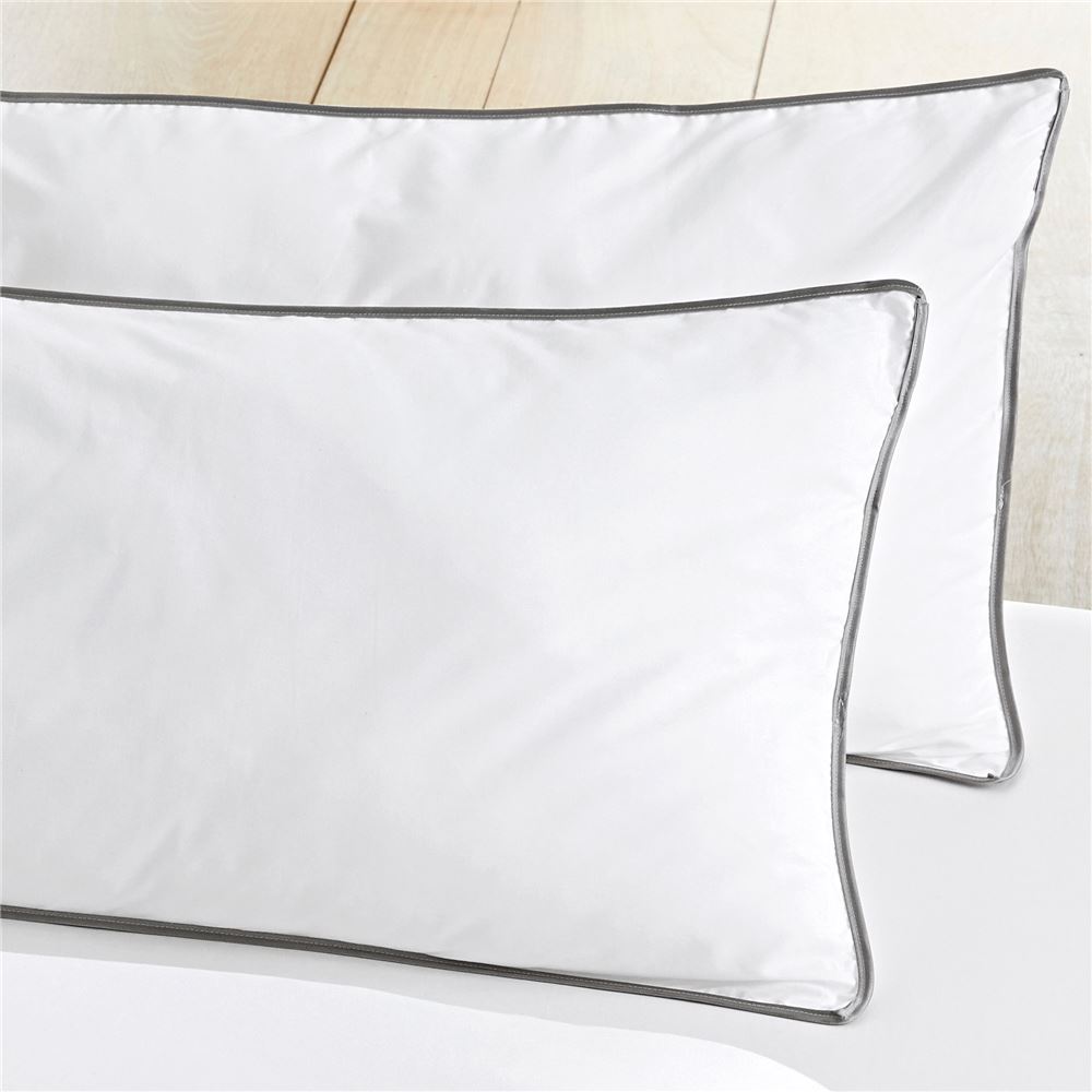 Détail du passepoil satin gris perle de l'enveloppe en percale de coton du traversin Becquet Holloflex