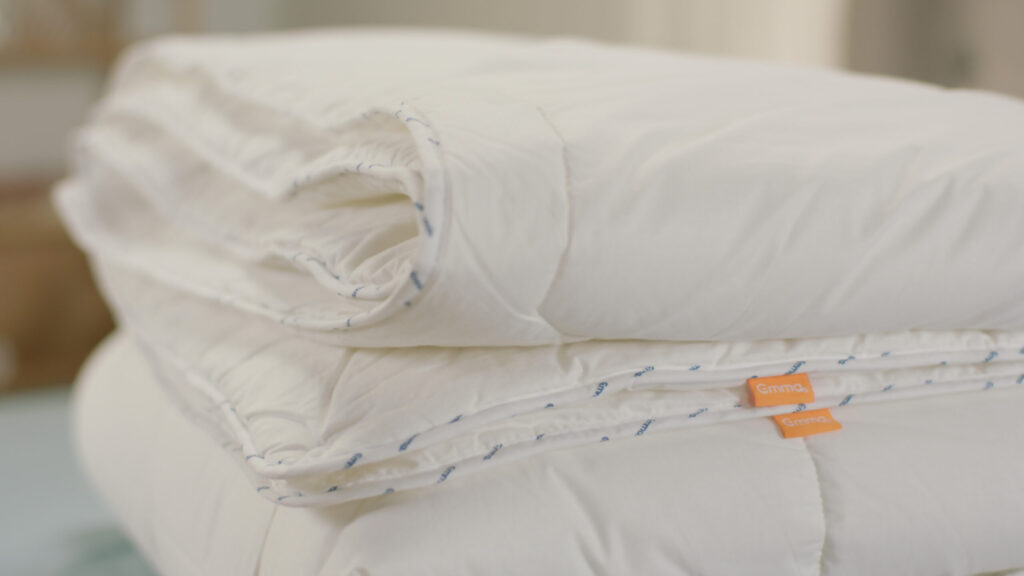 Gros plan sur les deux couches de la Couette 4 Saisons Emma et leurs étiquettes
