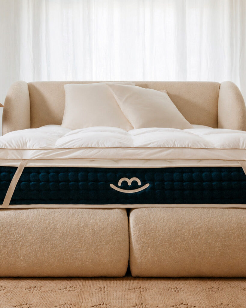 Surmatelas Morphea Drimz sur un canapé-lit, ambiance salon