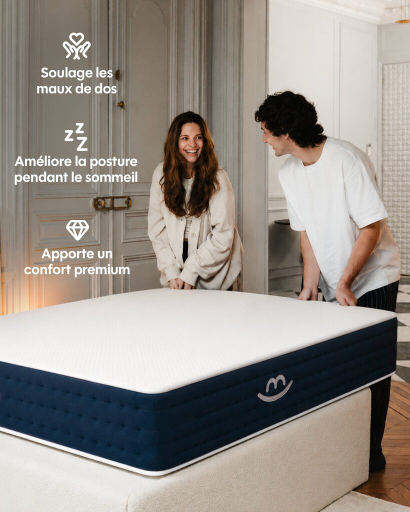 Couple découvrant le matelas hybride Morphea Jade+ sur un lit