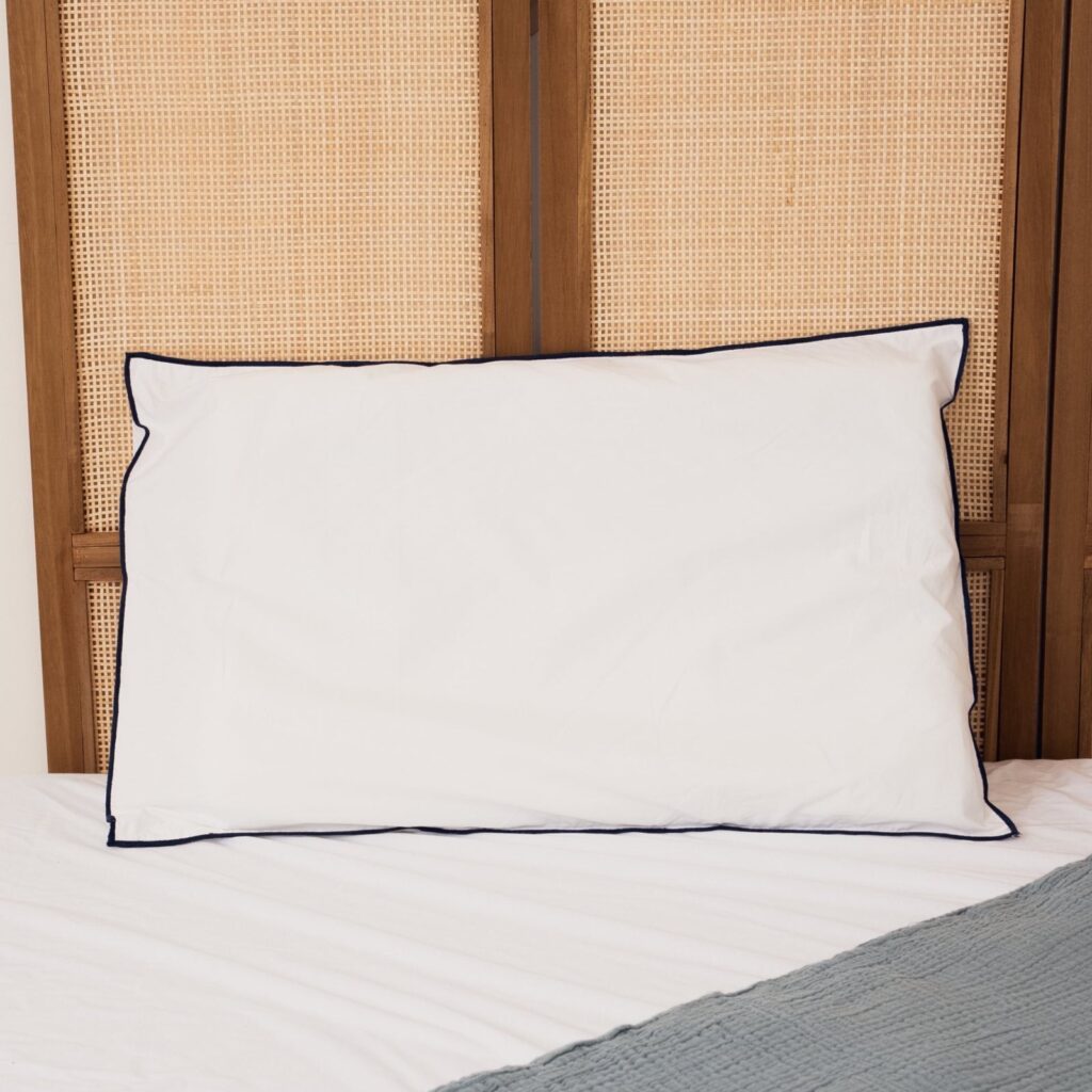 Oreiller plat Percko en situation sur un lit
