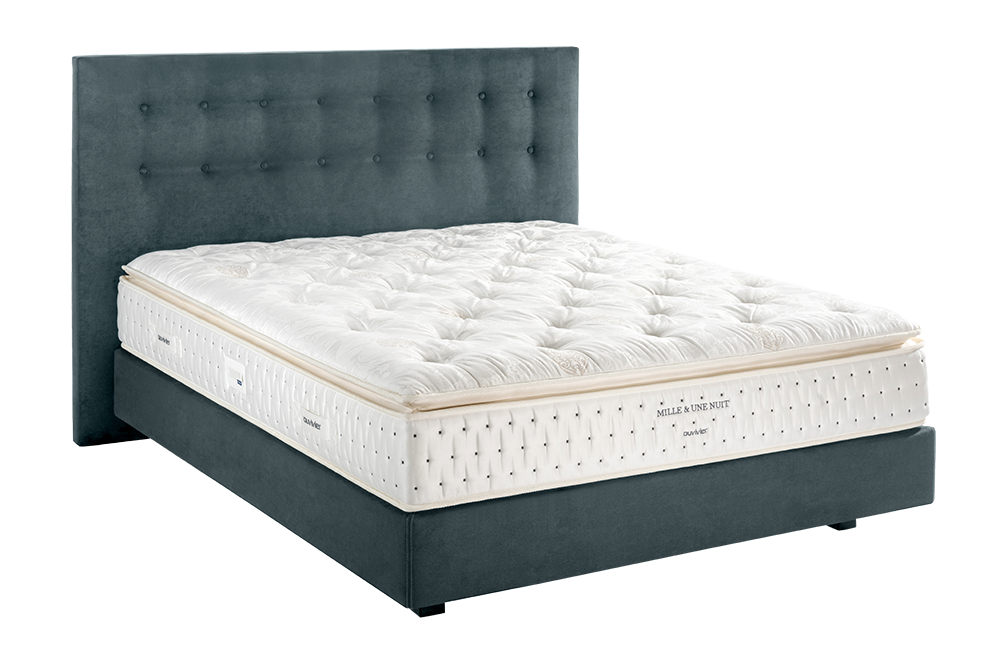 Matelas Terre de Rêves sur son sommier avec tête de lit capitonnée