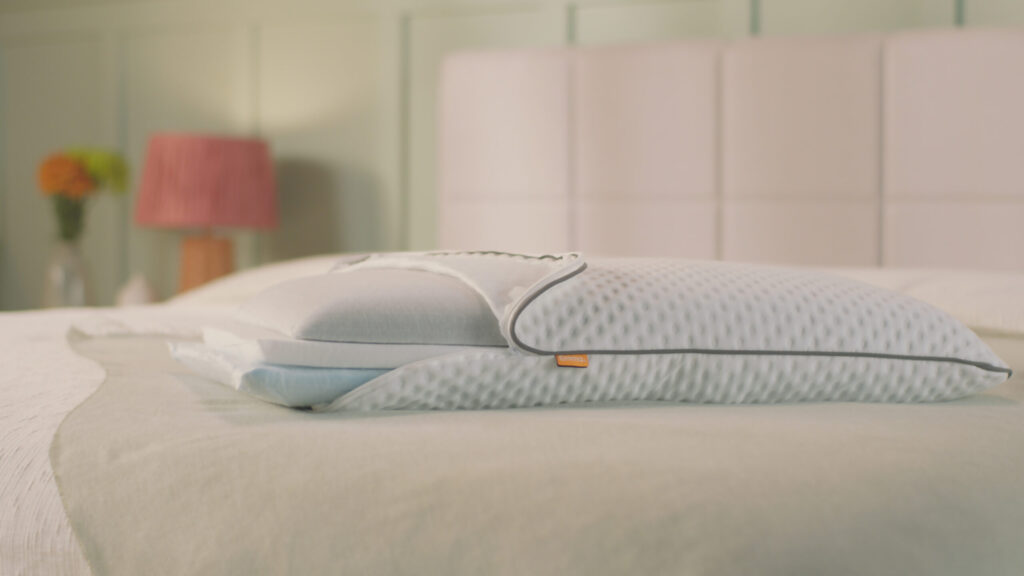 Housse UltraDry Plus ouverte sur l'oreiller Emma Adapt Thermorégulant