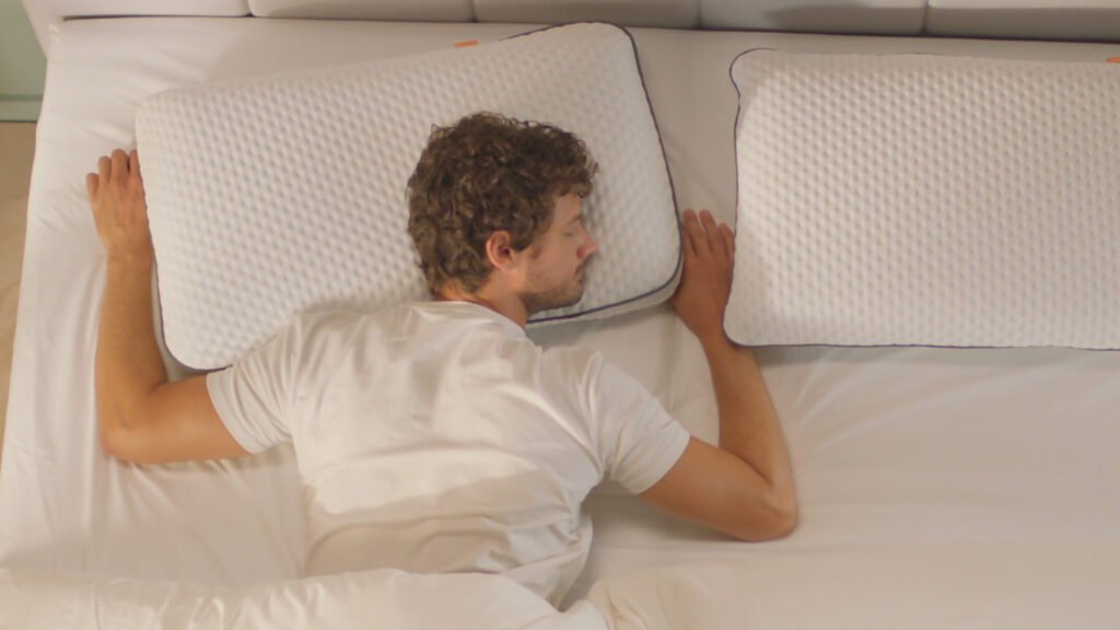 Dormeur installé sur un oreiller Emma Adapt Thermorégulant