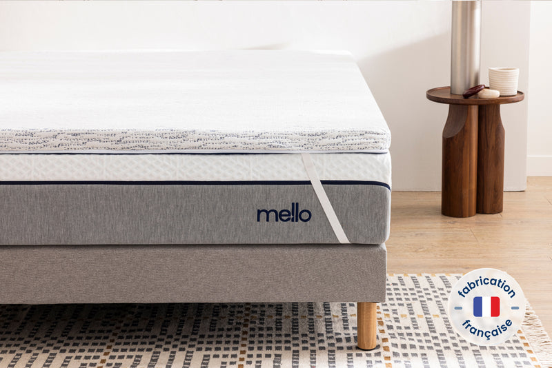 Surmatelas Mello Ferme posé sur un sommier, vue de face