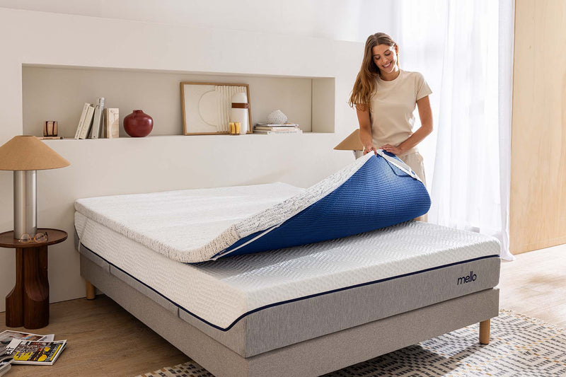 Surmatelas Mello Ferme, sangle de fixation et face bleue du surmatelas