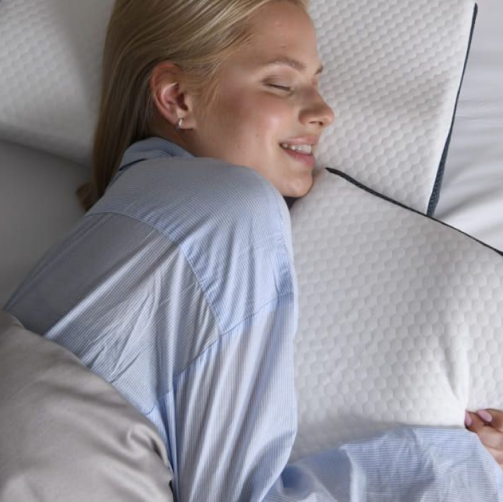Visuel d'ambiance de la fiche produit Derila : dormeuse allongée sur le côté