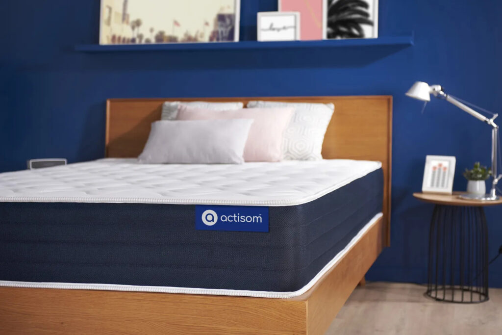 Matelas Actisom Actiflex Sleep installé sur un lit en bois
