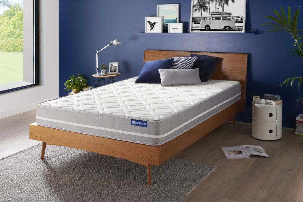 Matelas Actisom Actiflex Touch sur un lit blanc dans une chambre