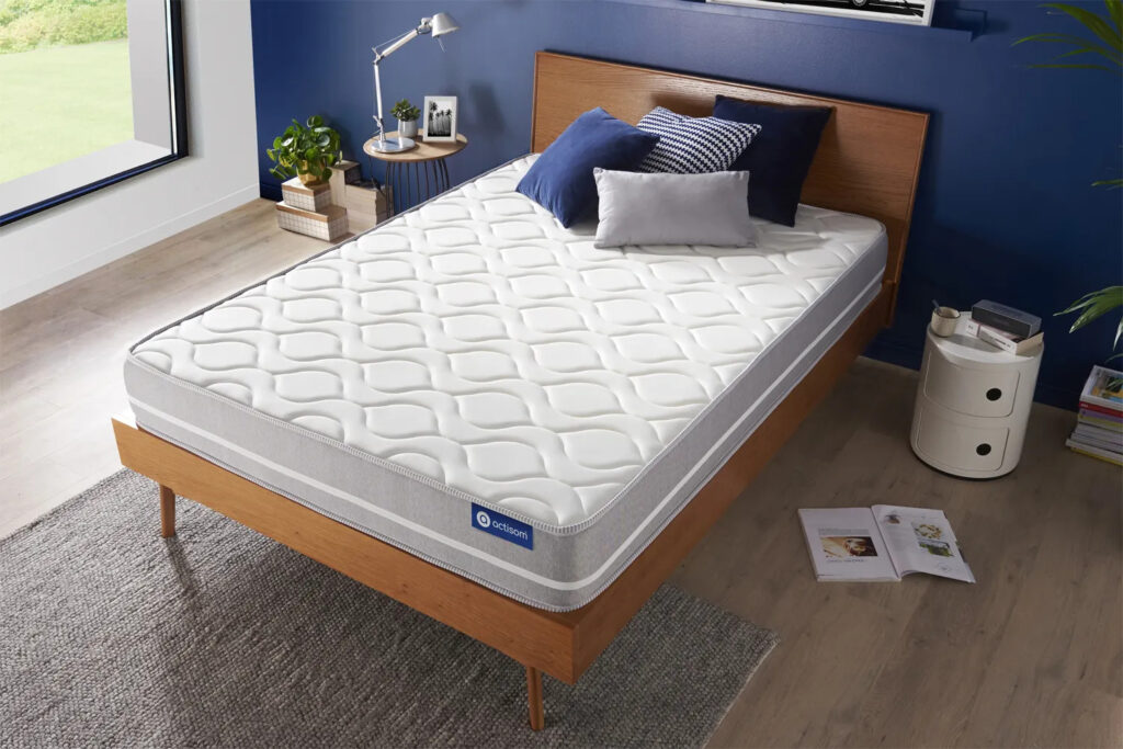 Matelas Actisom Actiflex Touch posé sur un cadre en bois