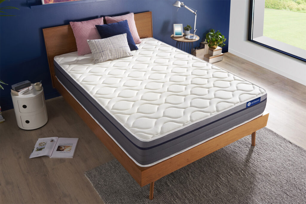 Matelas Actisom Actiflex Zen posé sur un cadre de lit, vue de trois quarts