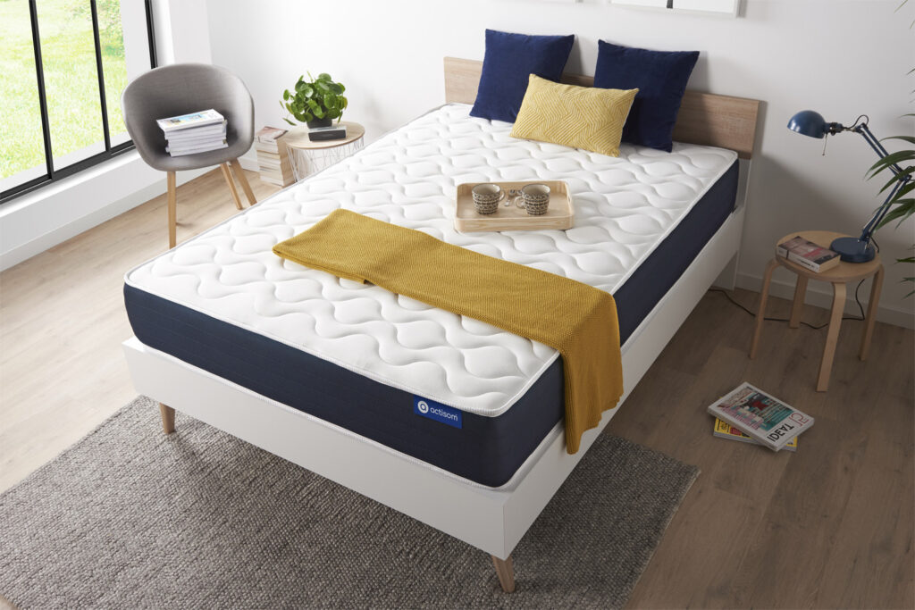 Matelas Actisom Actilatex Life sur un sommier blanc dans une chambre