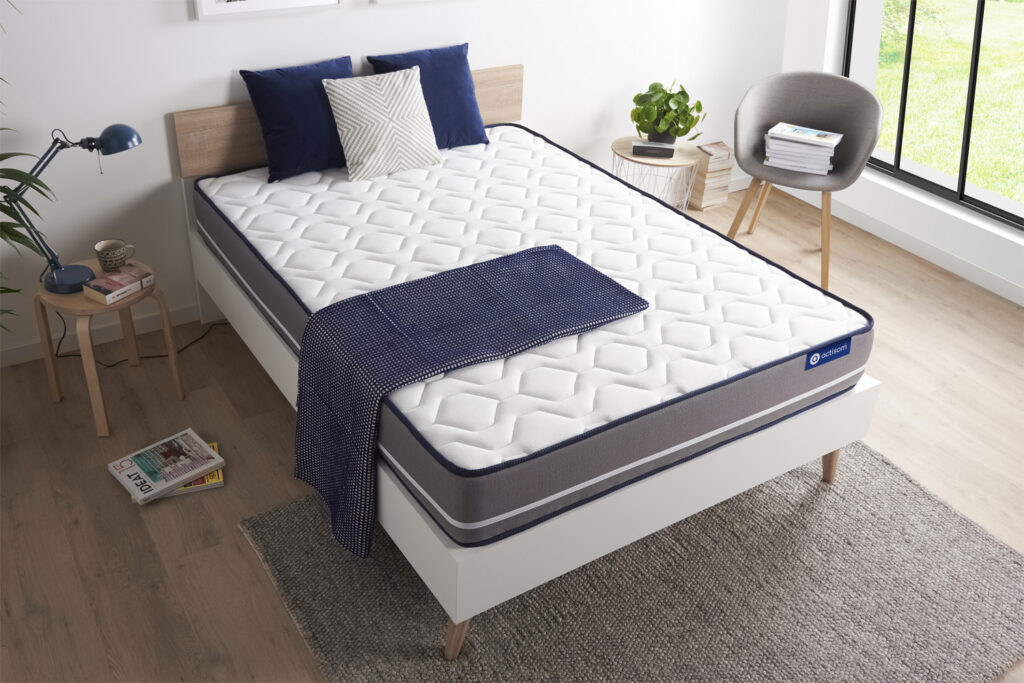 Matelas Actisom Actilatex Pur sur un sommier blanc dans une chambre