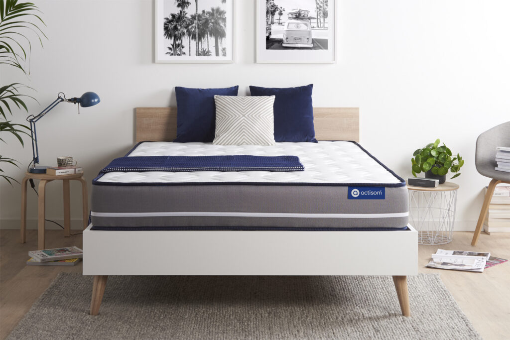 Matelas Actisom Actilatex Pur installé sur un lit blanc