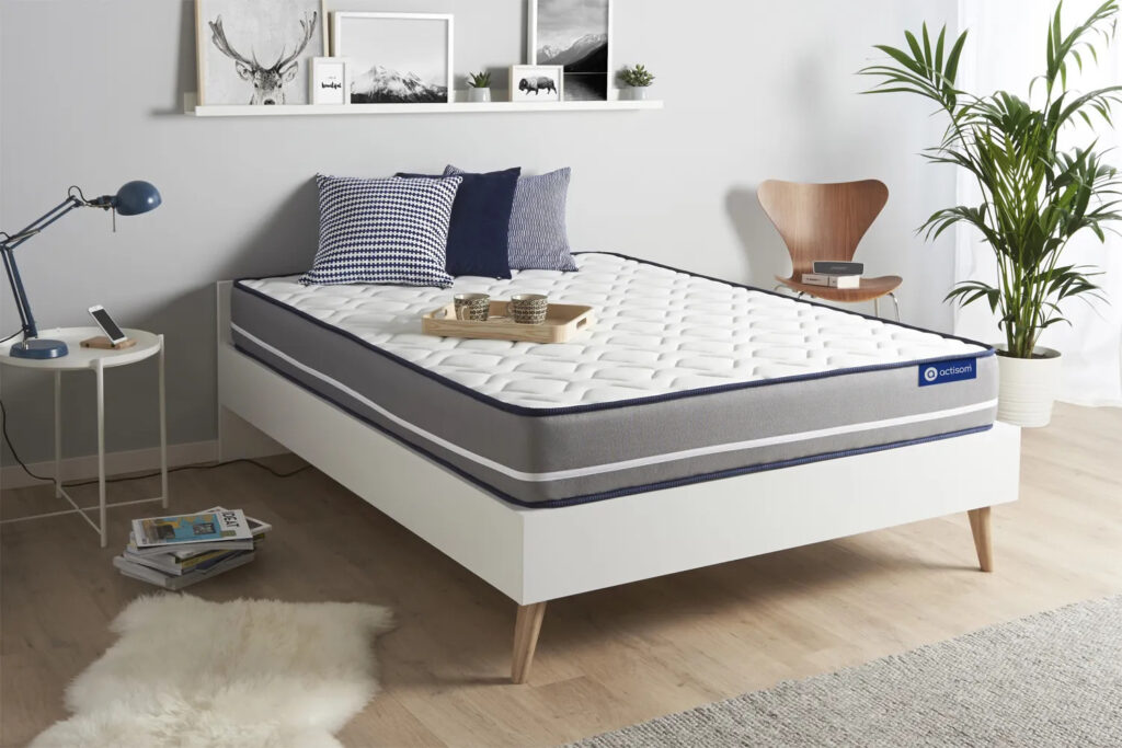 Matelas Actisom Actimemo Pur sur un sommier blanc dans une chambre