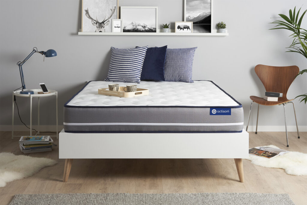 Matelas Actisom Actimemo Pur vu de face sur un lit blanc
