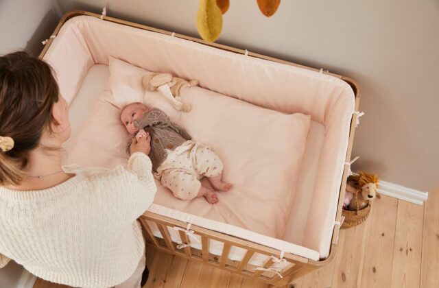 Flexa lit bébé Nova avec matelas, posé sur un parquet clair