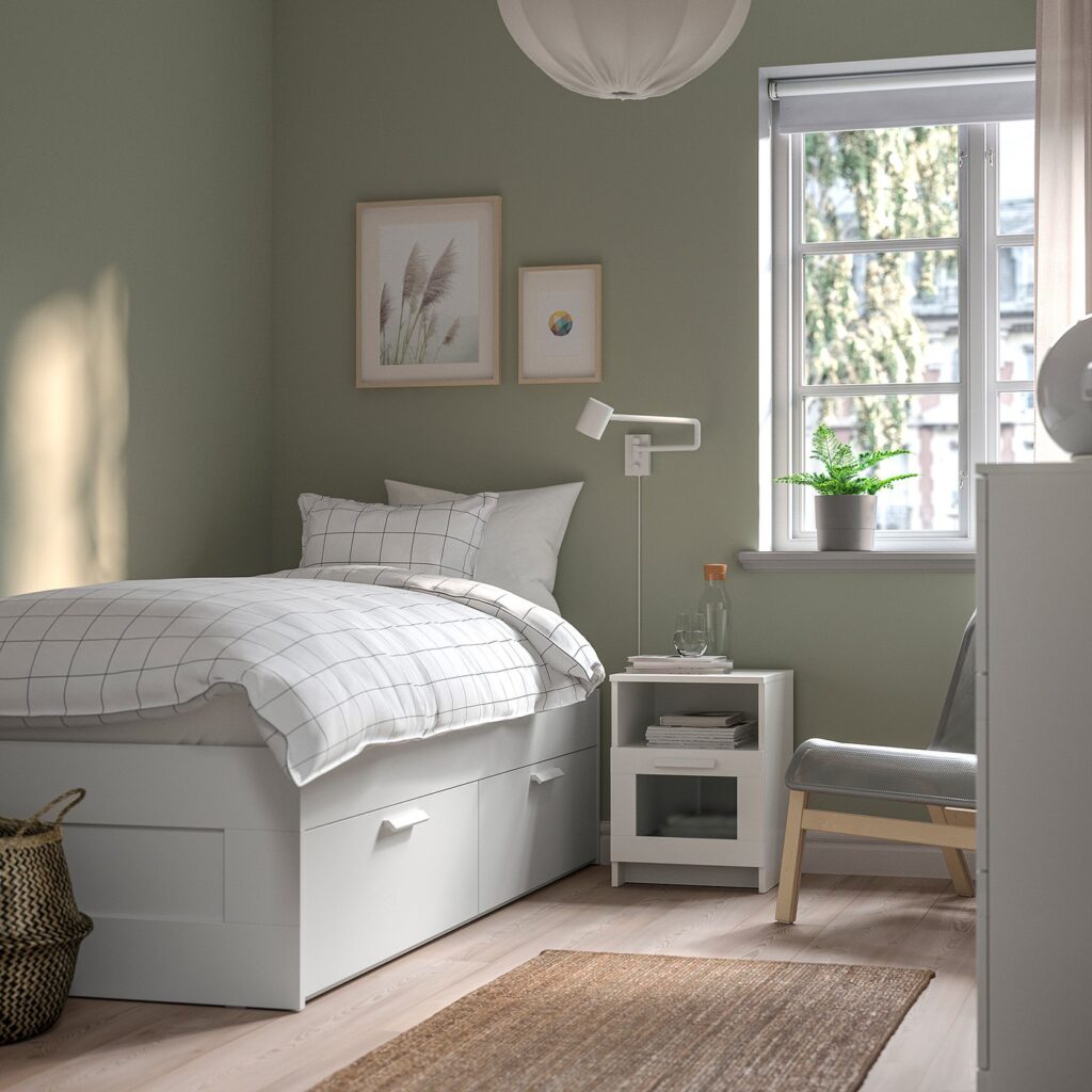 Cadre de lit IKEA BRIMNES blanc, vue de trois quarts