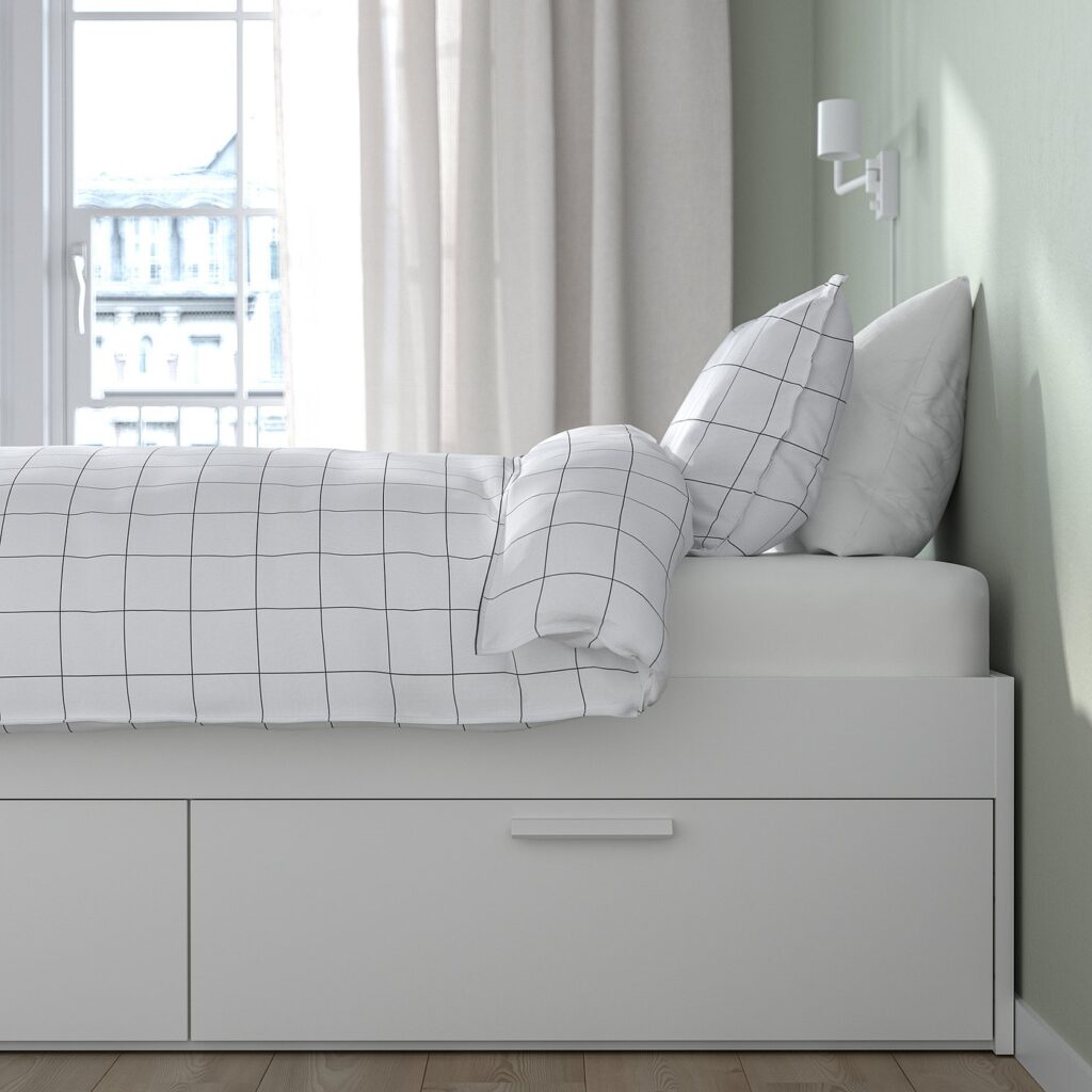 Cadre de lit IKEA BRIMNES blanc, tiroir de rangement ouvert