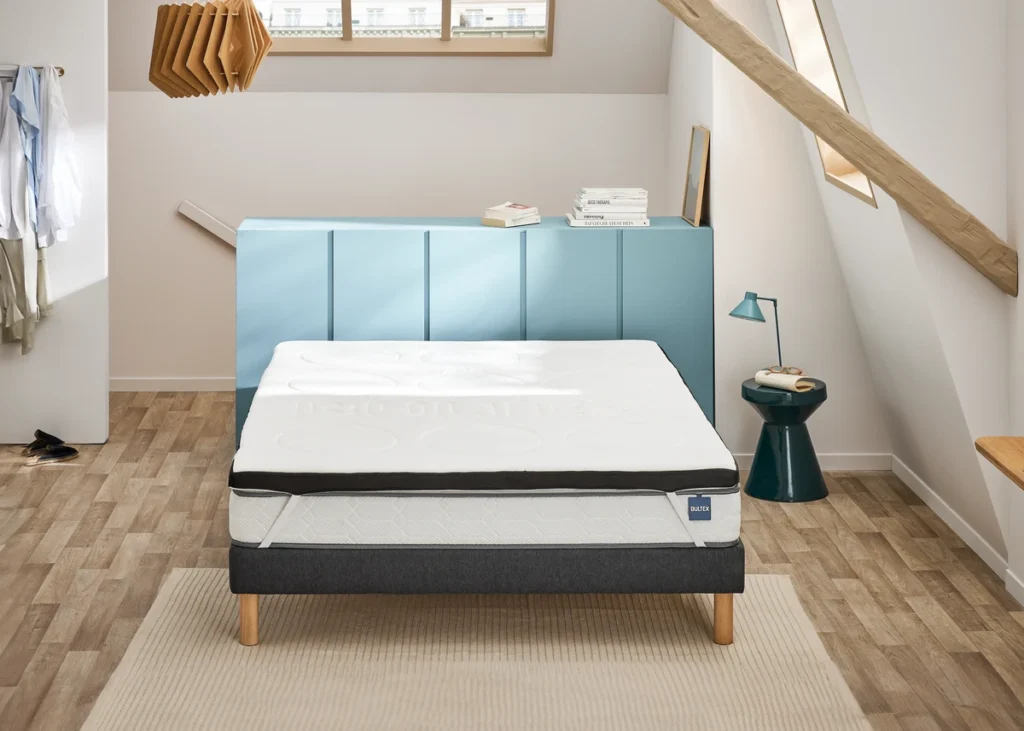 Surmatelas Bultex Memomax 7 vu de face sur un sommier