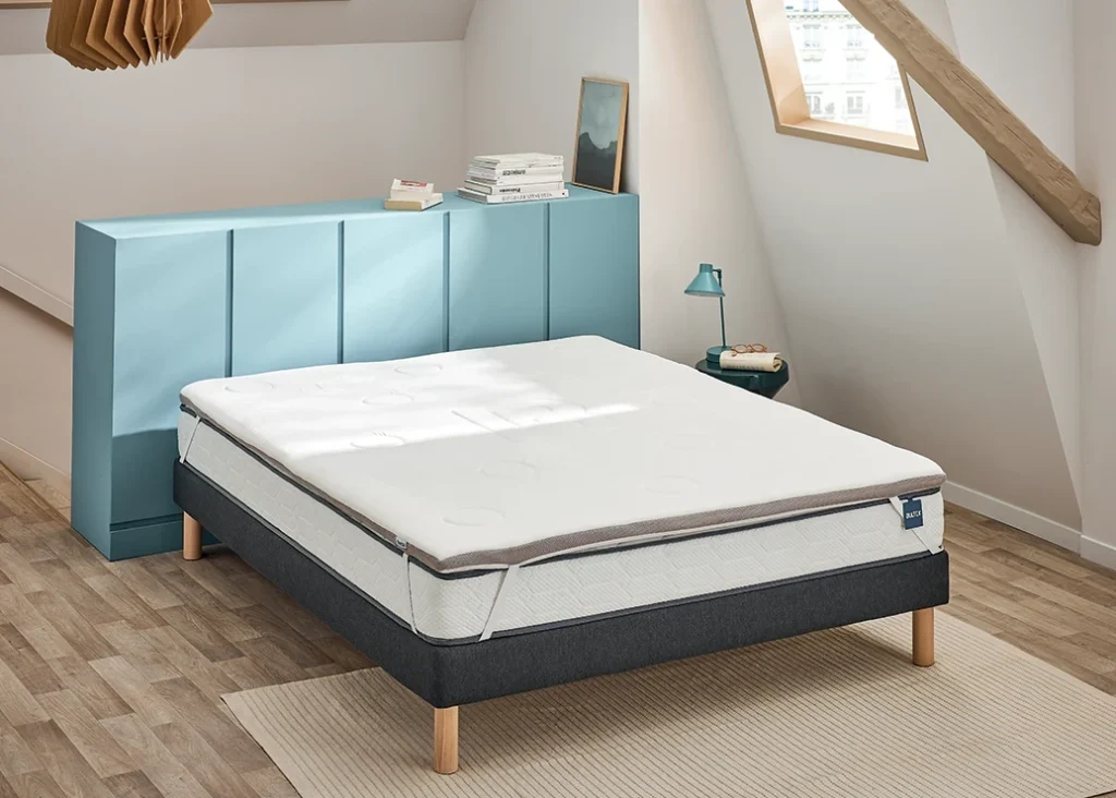 Surmatelas Bultex Memopower posé sur un lit dans une chambre