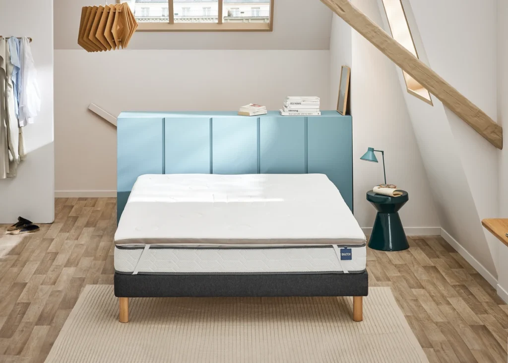 Surmatelas Bultex Memopower vu de face sur un sommier