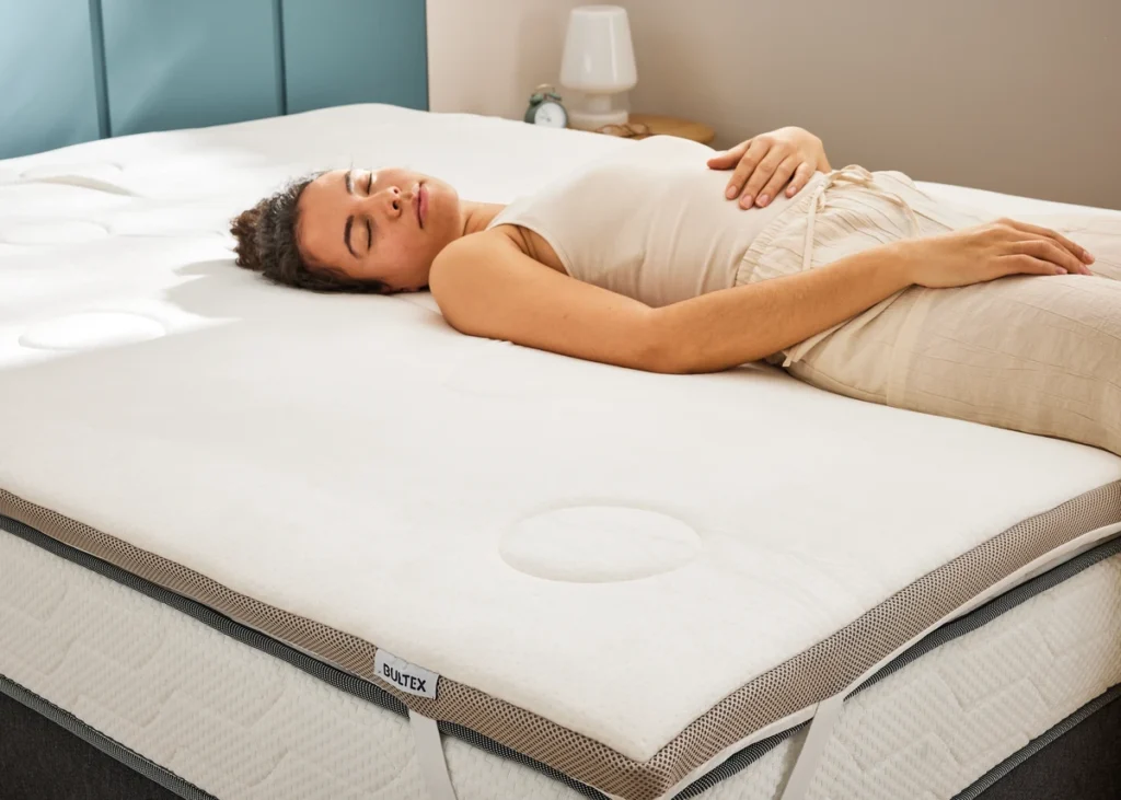 Personne allongée sur le surmatelas Bultex Memopower
