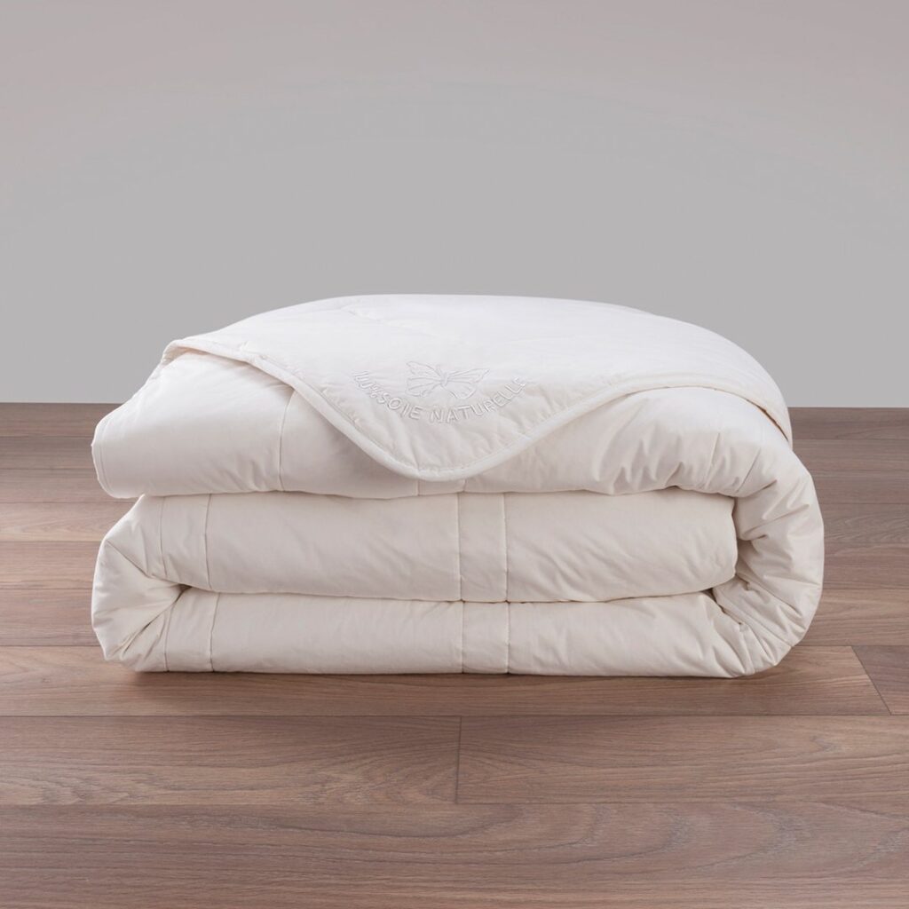 Couette Dodo Garnissage 100 % soie présentée pliée sur fond blanc