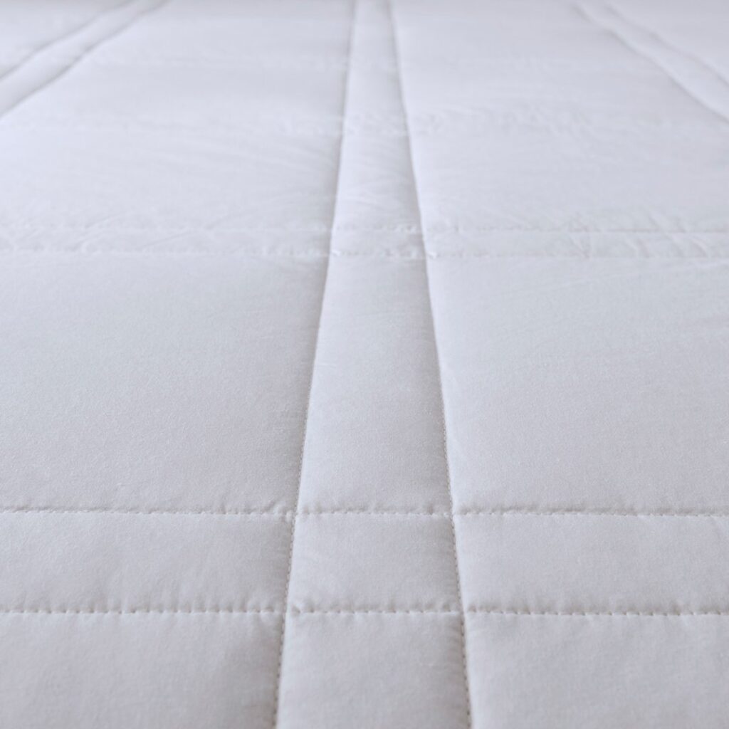 Gros plan sur l'enveloppe en percale de coton de la couette Dodo en soie