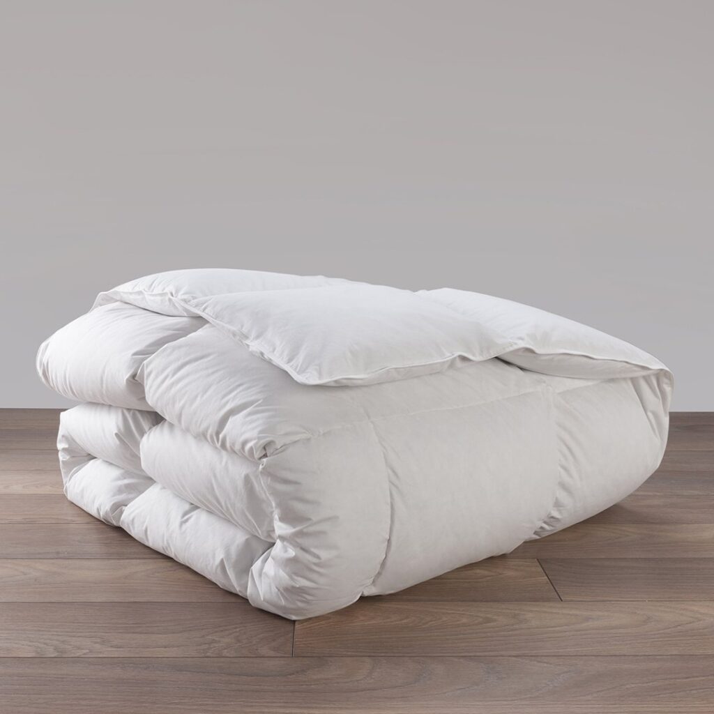 Couette Dodo Tradition 70 % duvet d'oie à piquage carreaux, présentée pliée