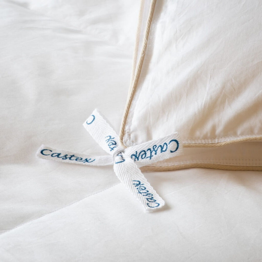 Couette 4 Saisons oie Castex, détail du piquage et du passepoil