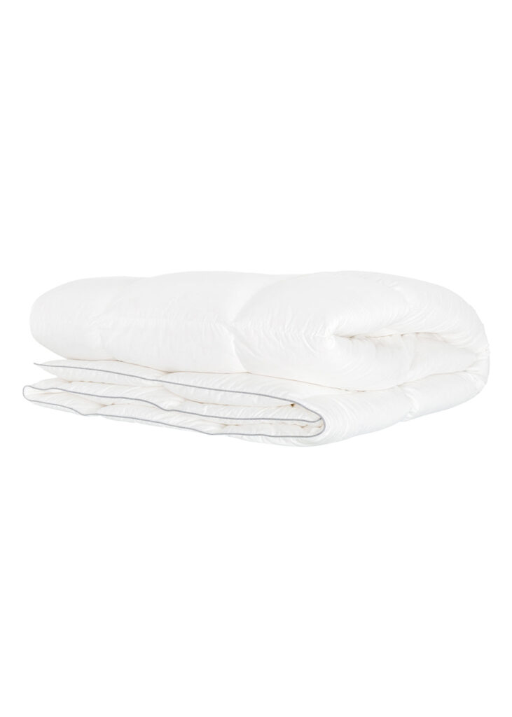 Couette Pyrenex Aoste roulée, vue produit sur fond clair