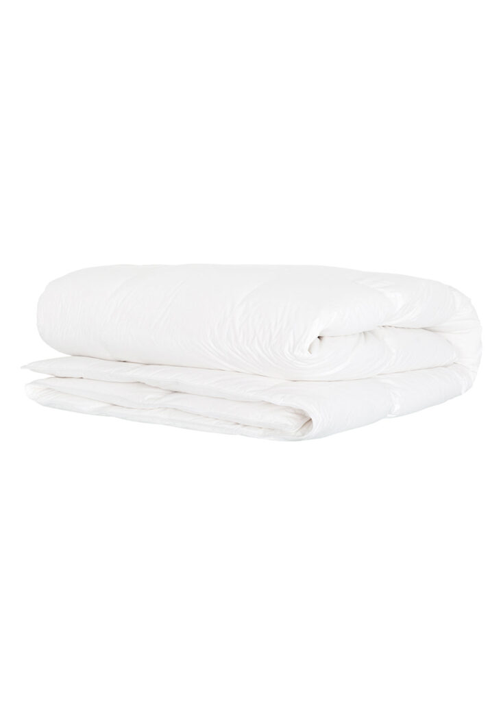 Couette Pyrenex Behobia pliée, vue produit sur fond clair