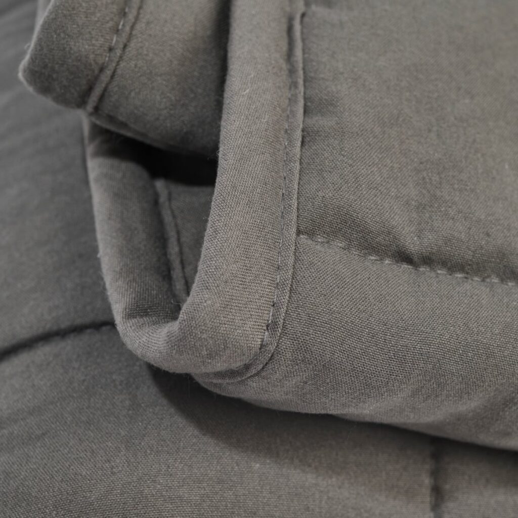 Gros plan sur le tissu gris de la couverture lestée Bleu Câlin