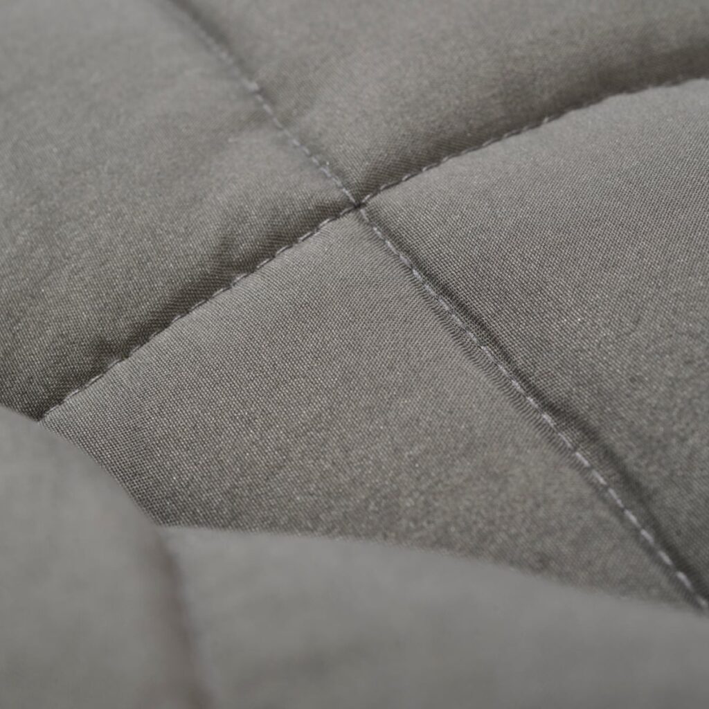 Piquage en carreaux qui retient les micro-perles de la couverture lestée