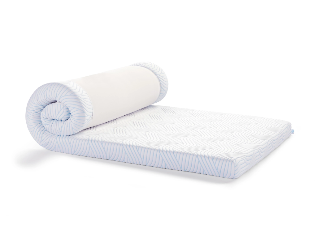 Surmatelas Tempur Pro Plus SmartCool enroulé sur lui-même, prêt pour la livraison